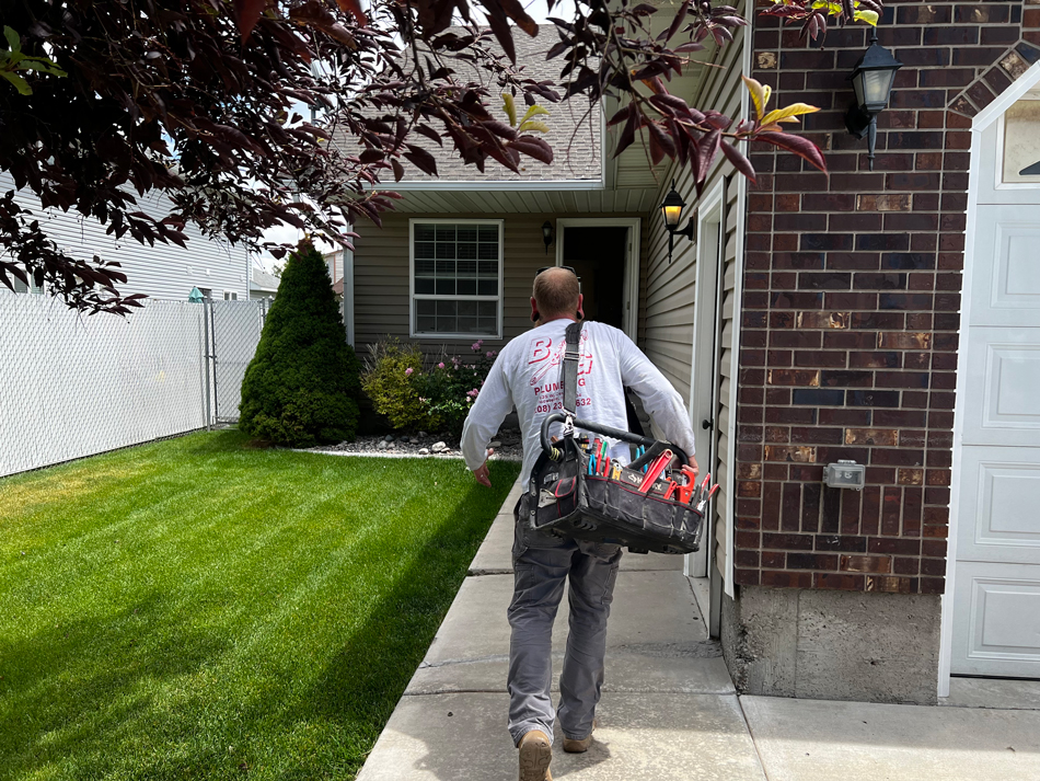 Plumber working at B&G Plumbing answering to house call